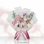 Hand bouquet uang dengan bunga pastel pink dan putih berdesain elegan. Cocok untuk wisuda, ulang tahun, anniversary, dan pernikahan.