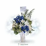 bunga meja biru putih elegan