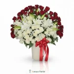 bunga meja merah putih elegan pita merah