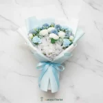 hand bouquet bunga biru putih dengan wrapping pastel untuk hadiah ulang tahun wisuda anniversary