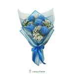 hand bouquet bunga biru putih untuk hadiah ulang tahun wisuda anniversary