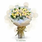 hand bouquet mawar kuning dan peach dengan wrapping putih dan pita emas untuk hadiah ulang tahun wisuda anniversary