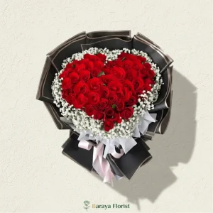 hand bouquet mawar merah bentuk hati dengan baby breath untuk hadiah anniversary lamaran pernikahan