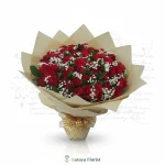 hand bouquet mawar merah dengan baby breath dan wrapping cream untuk hadiah anniversary lamaran ulang tahun