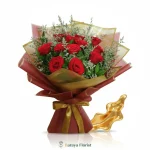 hand bouquet mawar merah dengan pita satin emas dan wrapping gold untuk hadiah anniversary lamaran ulang tahun