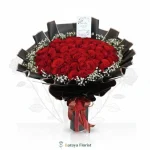 hand bouquet mawar merah wrapping hitam elegan