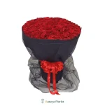 hand bouquet mawar merah wrapping hitam elegan