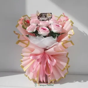 hand bouquet mawar pink dengan wrapping pastel gold untuk hadiah ulang tahun anniversary wisuda