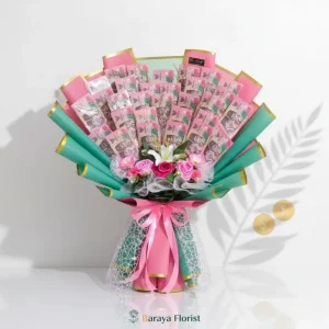 hand bouquet uang warna pink dan hijau susunan kipas besar dengan aksen bunga hias untuk hadiah wisuda ulang tahun anniversary pernikahan